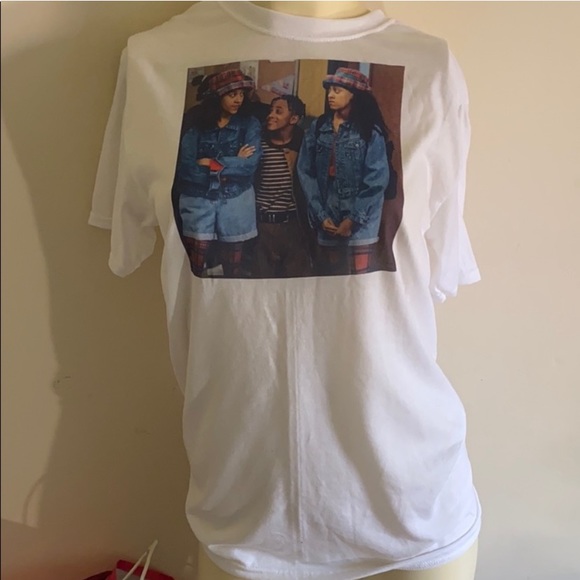 Vintage Tops - SISTER SISTER graphic tee. 👭